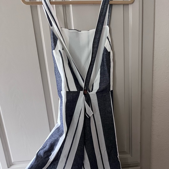 strived jumpsuit with open back cropped length - Picture 2 of 3